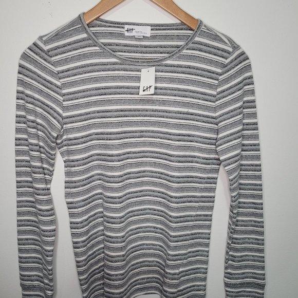 GAP Long Sleeve Tee - Picture 2 of 5